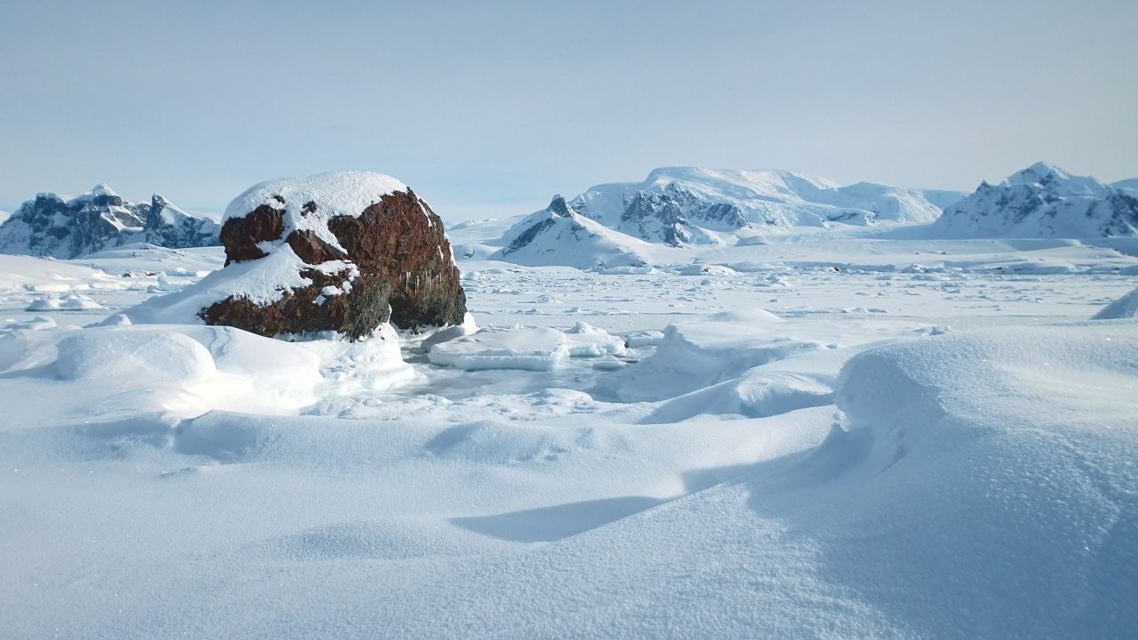 o-passado-e-as-montanhas-escondidos-no-gelo-da-antartica