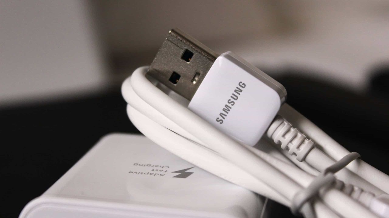 por-que-os-cabos-e-pen-drives-usb-tem-dois-buraquinhos-quadrados?