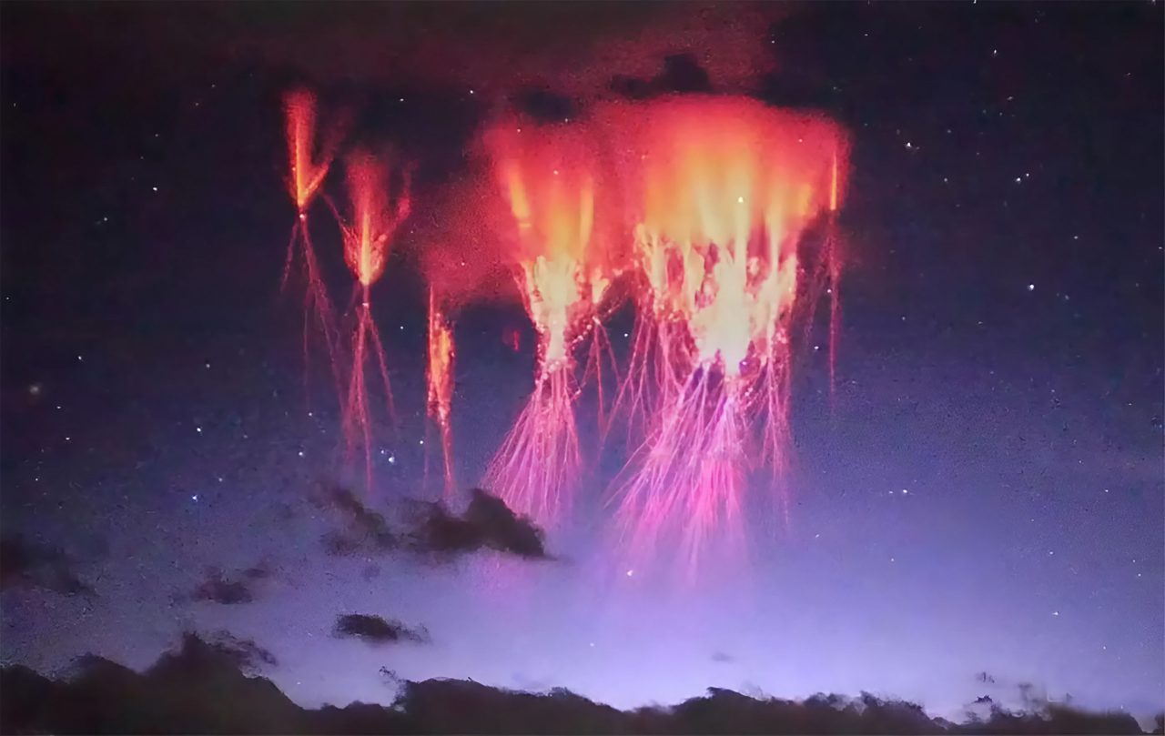 “relampago”-vermelho-raro-acima-das-nuvens-e-fotografado-na-china