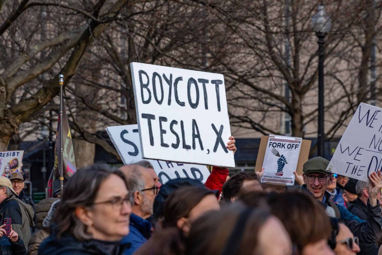 protestos-contra-a-tesla-vao-seguir-mesmo-com-musk-fora-do-governo