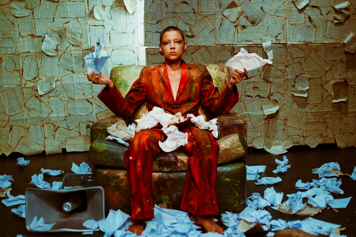 cantora-anna-moura-lanca-album-visual-com-interpretacao-em-libras