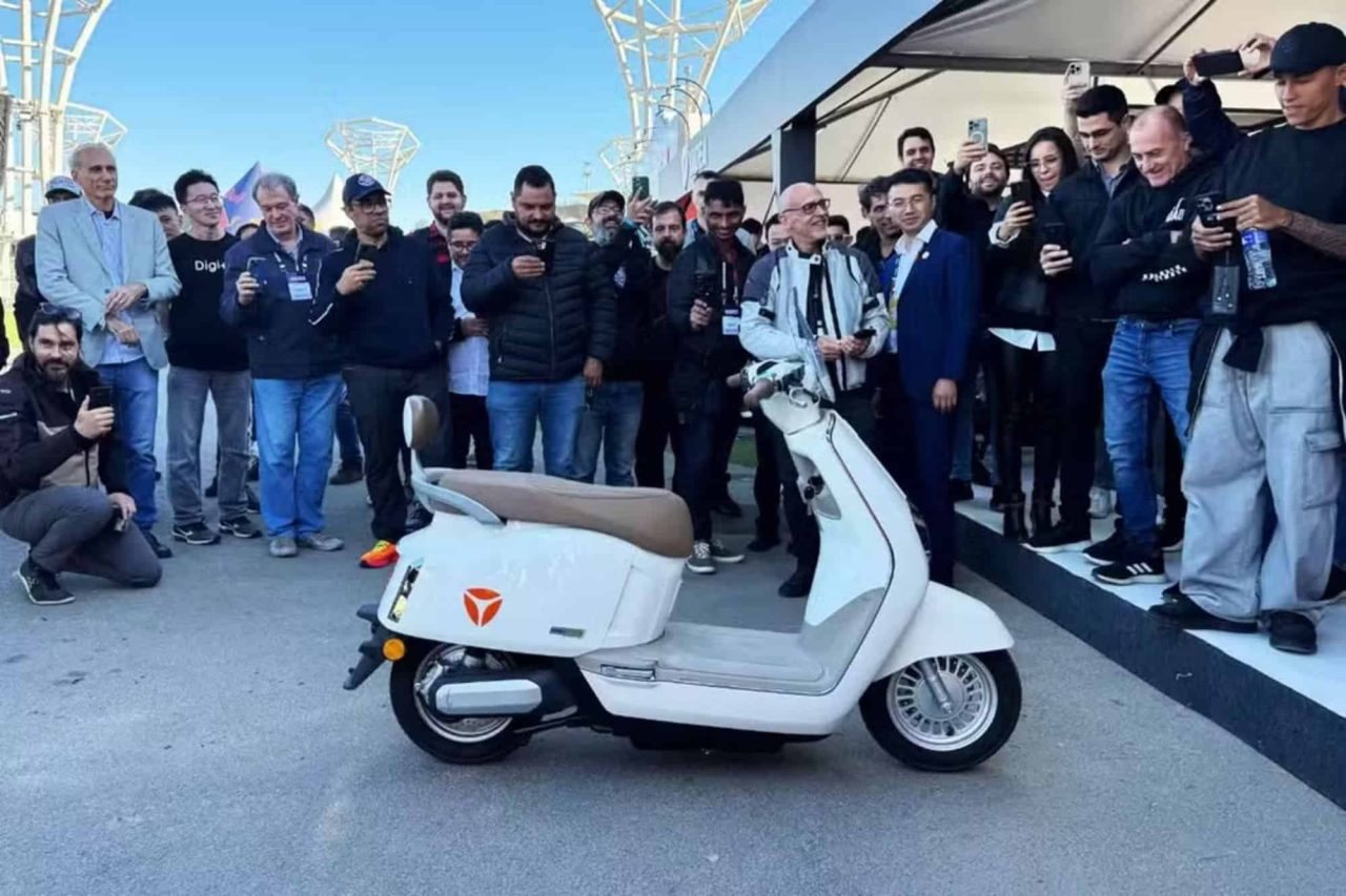 conheca-a-scooter-eletrica-que-se-equilibra-e-anda-sozinha-via-celular