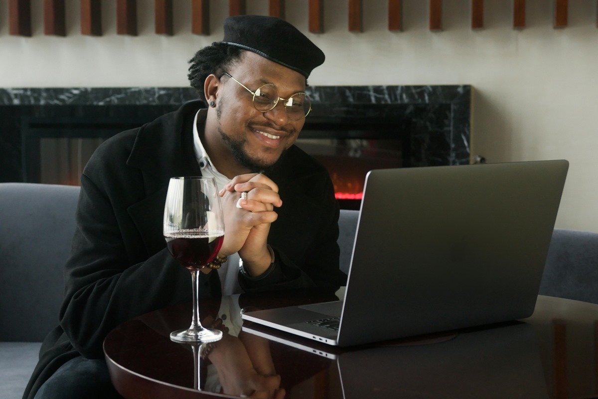 sem-par-no-dia-dos-namorados,-homens-encontram-consolo-em-ias