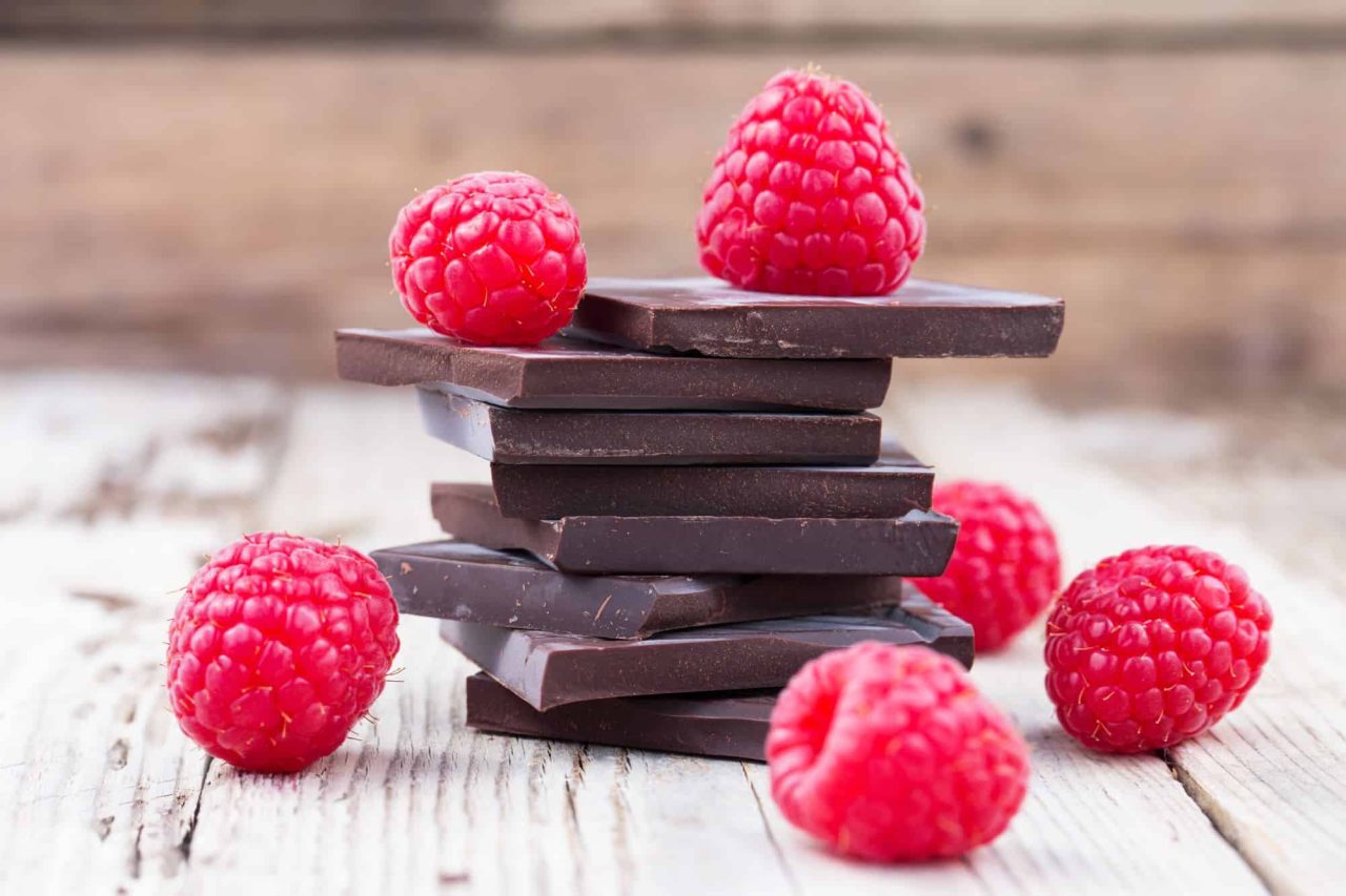 frutas-vermelhas-e-chocolate-amargo-podem-ajudar-a-viver-mais,-diz-estudo