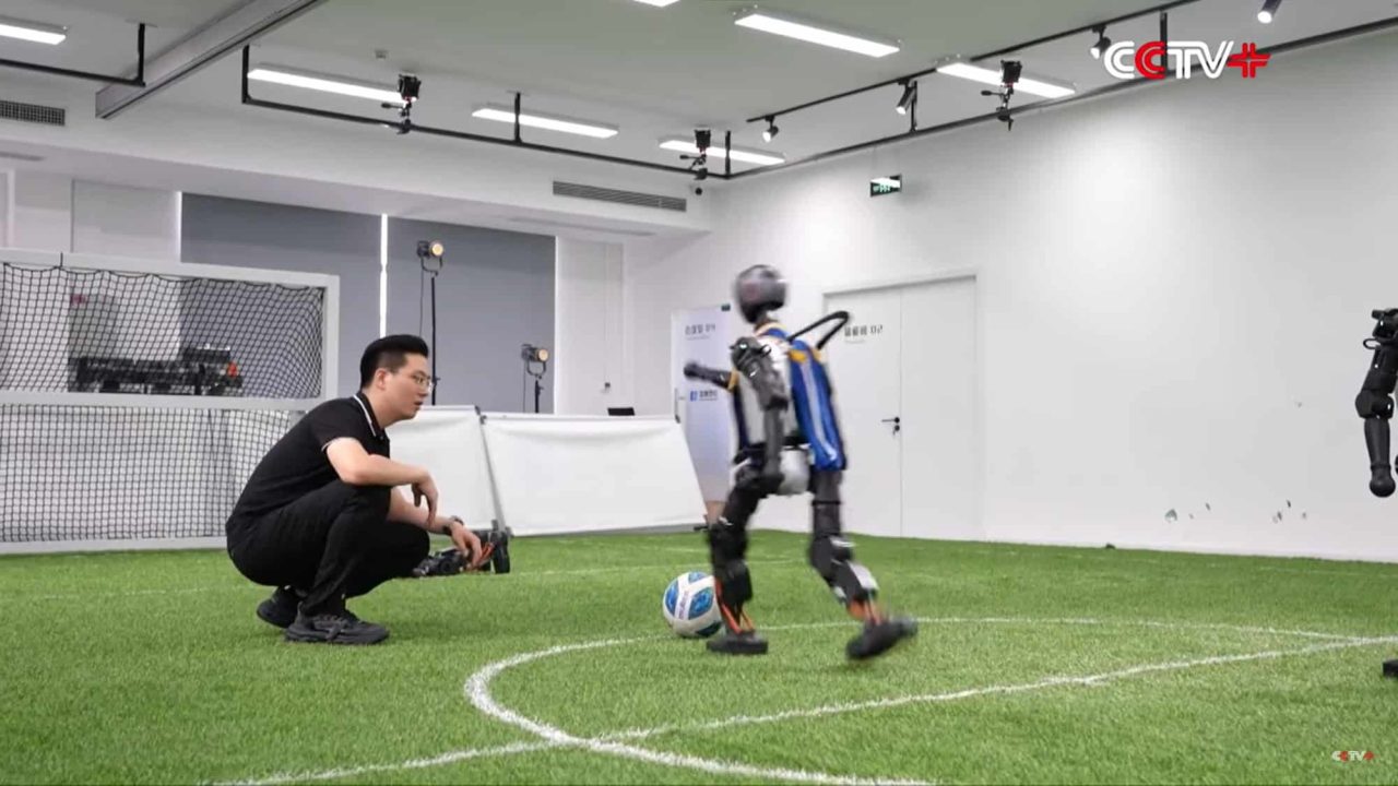 robos-jogam-futebol-na-china-–-assista