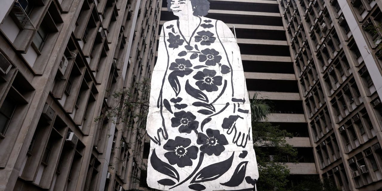 escultura-de-marielle-franco-com-11-metros-de-altura-e-exposta-no-rio