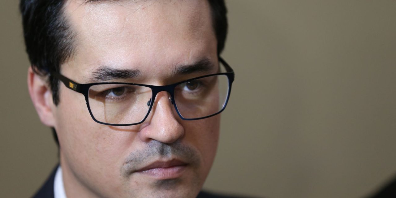 justica-manda-deltan-pagar-r$-135-mil-a-lula-por-caso-do-powerpoint