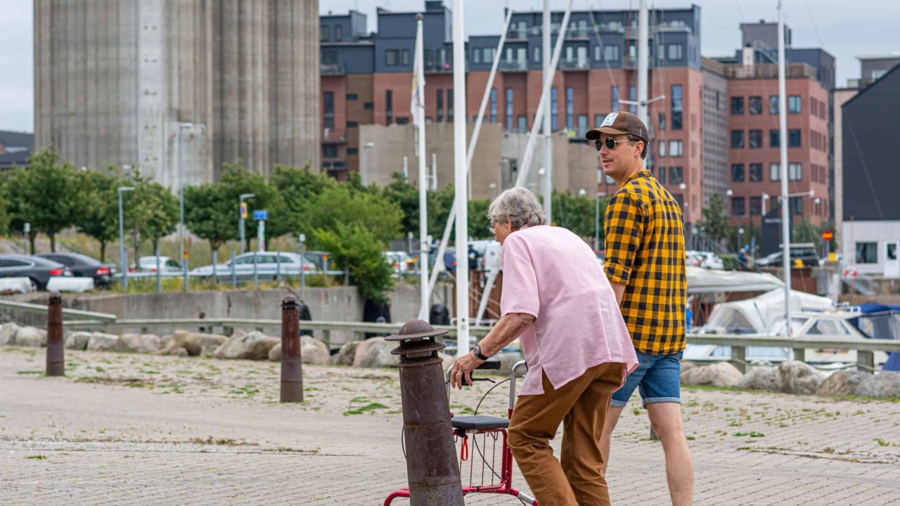 por-que-as-costas-ficam-curvadas-e-perdemos-estatura-na-velhice?