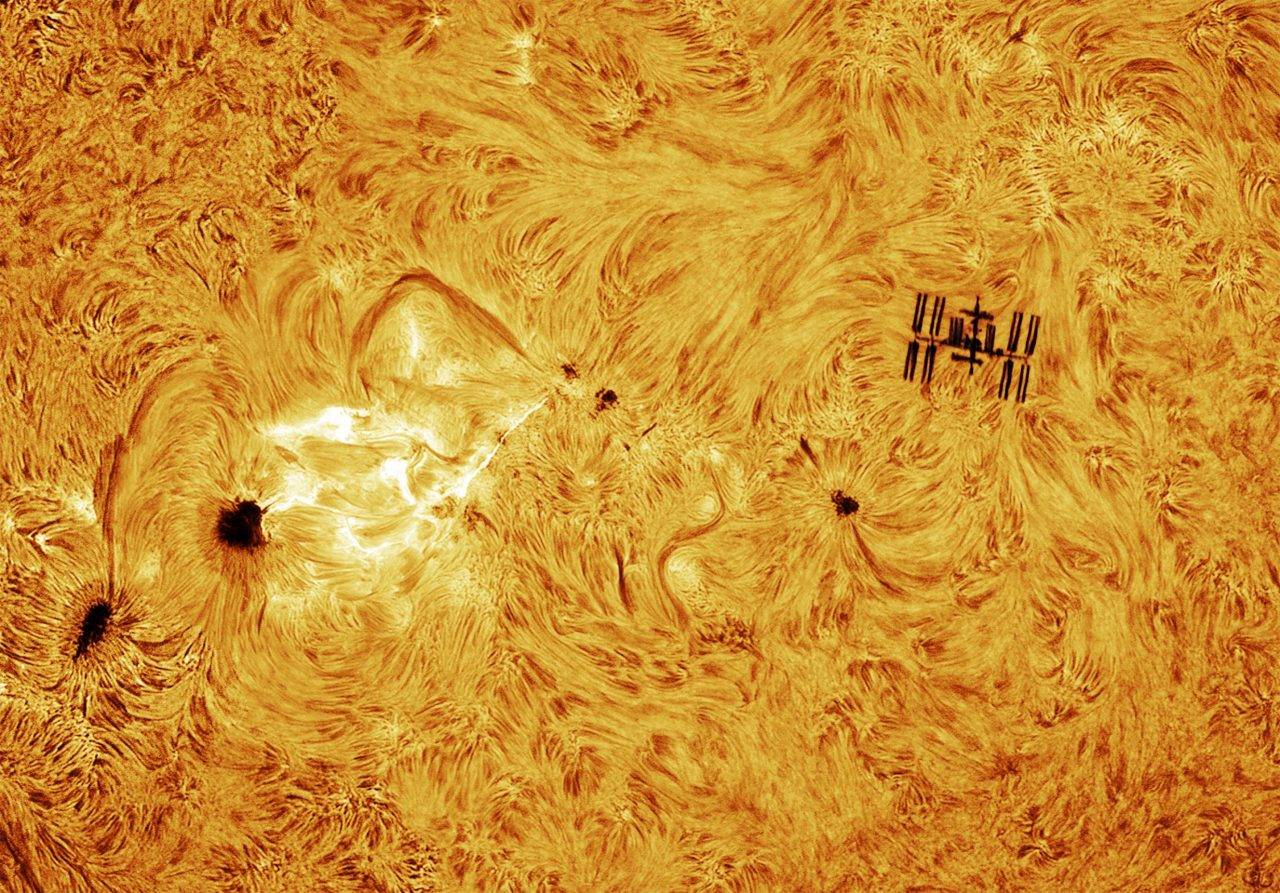 imagem-de-tirar-o-folego-mostra-estacao-espacial-com-erupcao-solar-ao-fundo