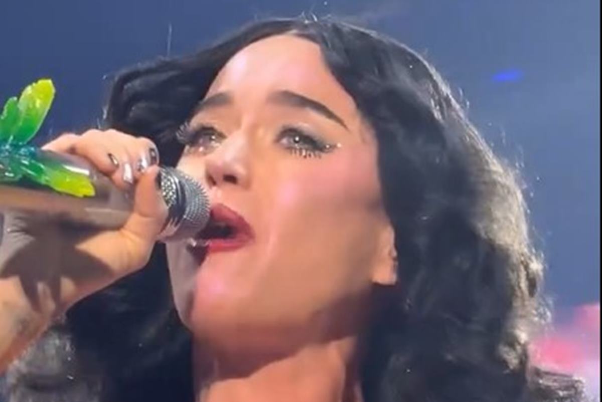 video:-katy-perry-chora-no-palco-em-meio-a-rumores-de-separacao