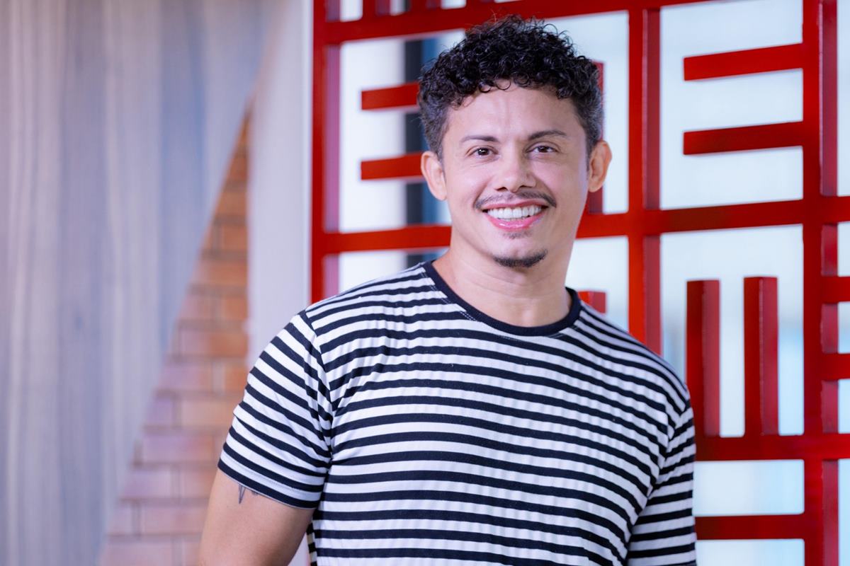 silvero-pereira-retrata-infancia-lgbt+-no-espetaculo-pequeno-monstro