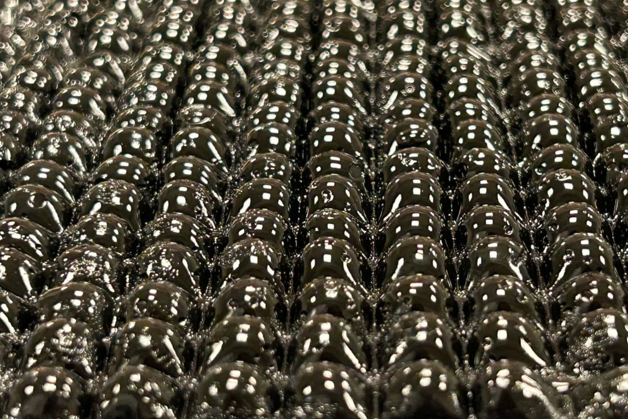 mit-cria-painel-que-transforma-ar-seco-em-agua-potavel