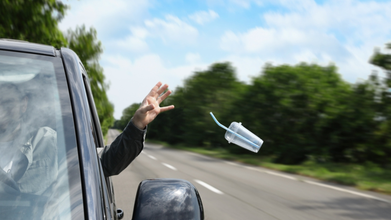 jogar-lixo-para-fora-do-carro-ocasiona-multa?-entenda-mais-sobre-a-legislacao-do-transito