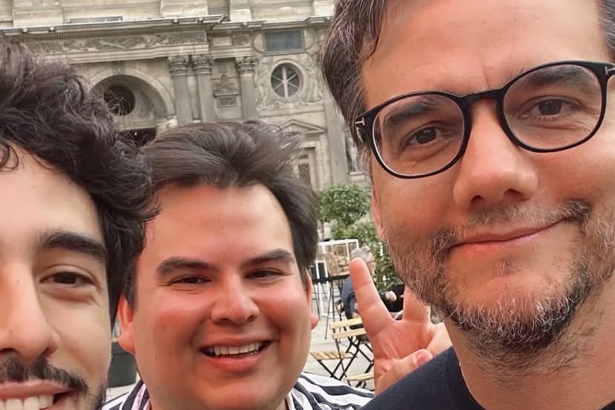 o-agente-secreto-tem-exibicao-gratuita-no-museu-do-louvre,-em-paris