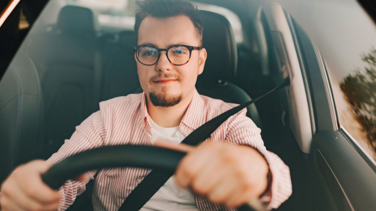 dirigir-sem-oculos-acarreta-multa?