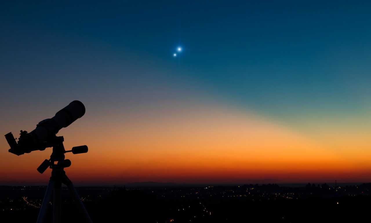 observe-o-“beijo-brilhante”-de-venus-e-jupiter-–-planetas-fazem-conjuncao-nesta-madrugada