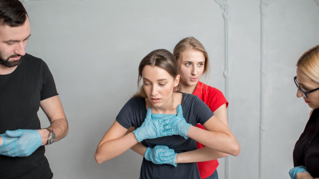 conhece-a-manobra-de-heimlich?-veja-como-ela-funciona-e-por-que-pode-salvar-vidas
