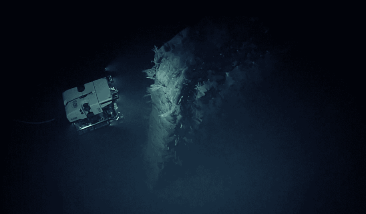 monolito-gigante-submerso-e-encontrado-durante-exploracao-oceanica