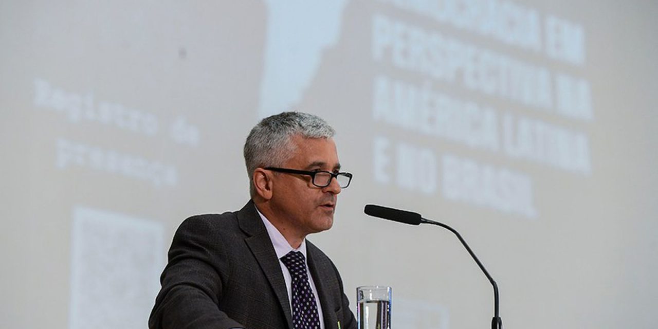 brasil-defendeu-democracia-melhor-que-eua,-diz-professor-de-harvard