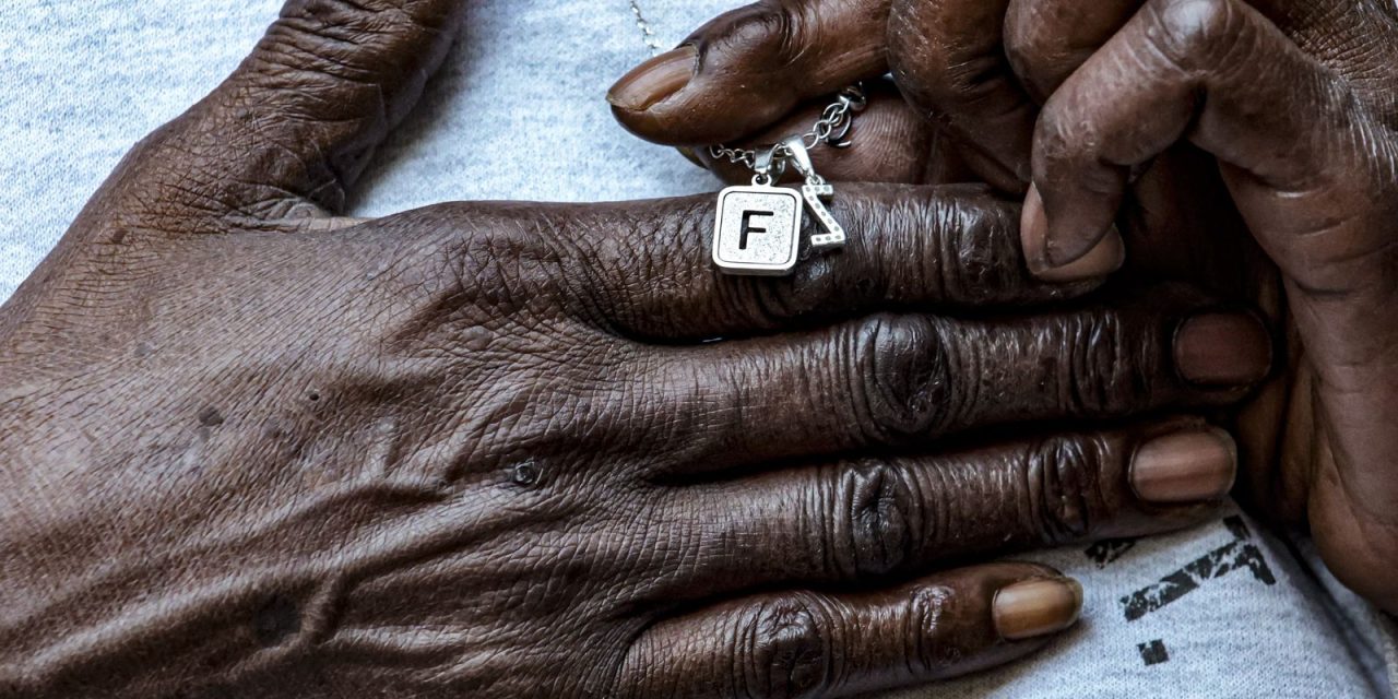 “parecia-um-hospital-de-guerra”,-lembra-mae-de-jovem-morto-em-chacina