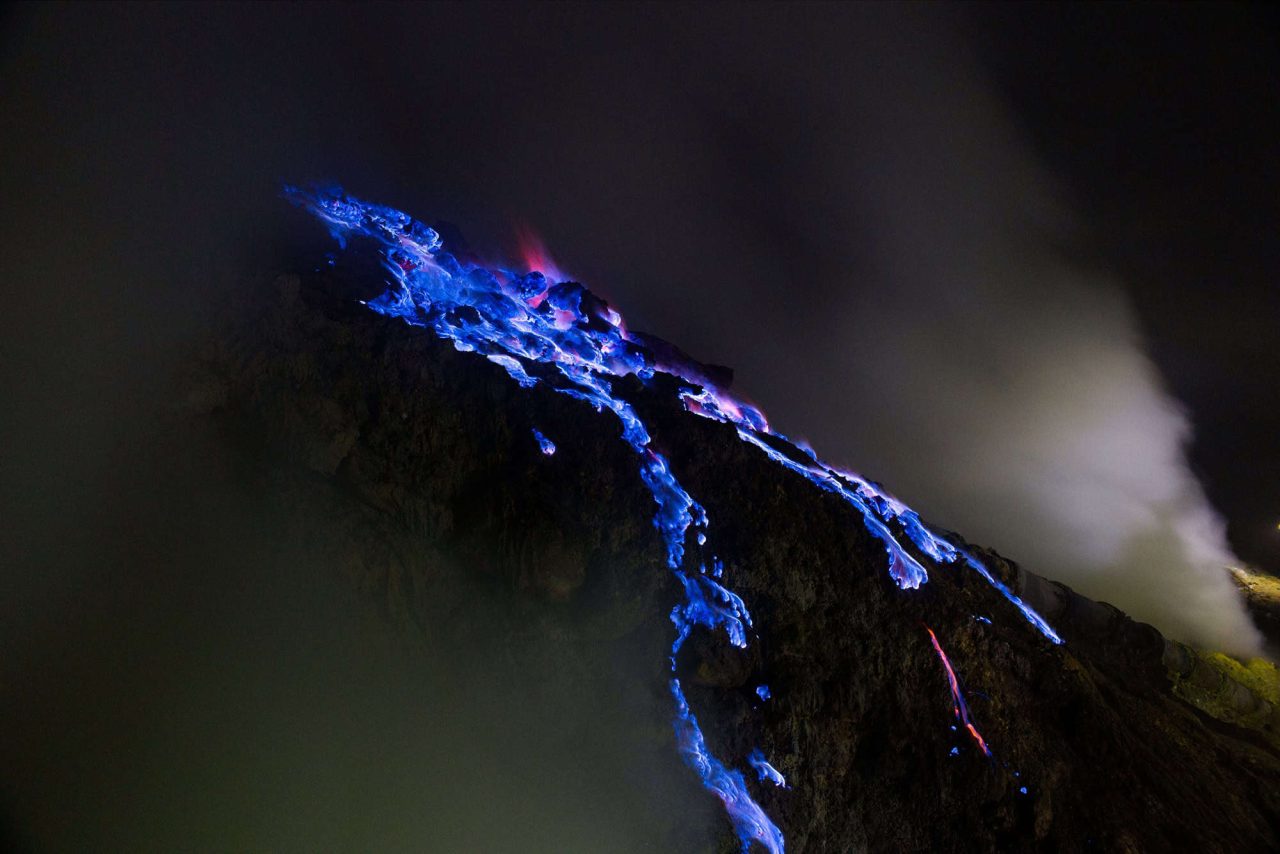 vulcao-na-indonesia-exibe-rara-“lava-azul”-e-lago-de-acido