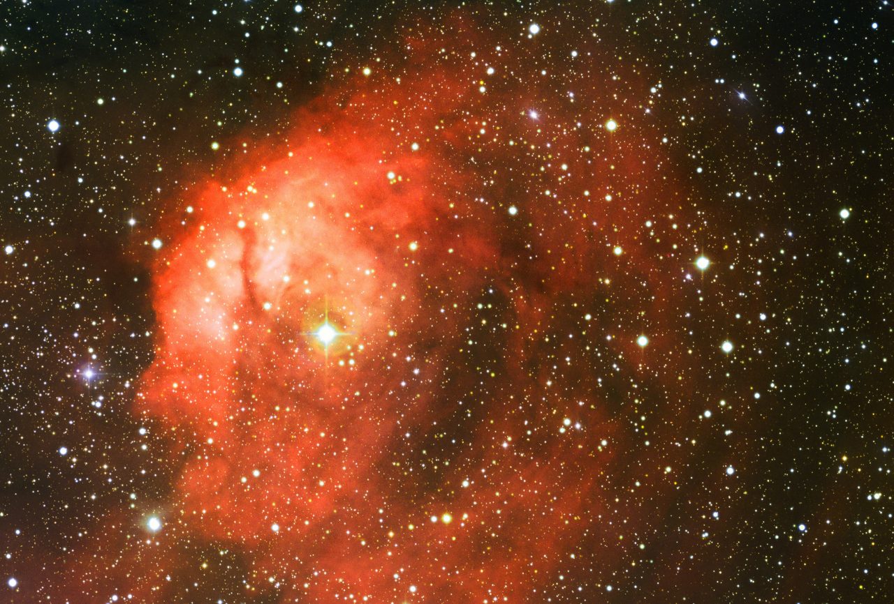 estrela-supergigante-vermelha-expele-nuvem-recorde-de-gas-e-poeira