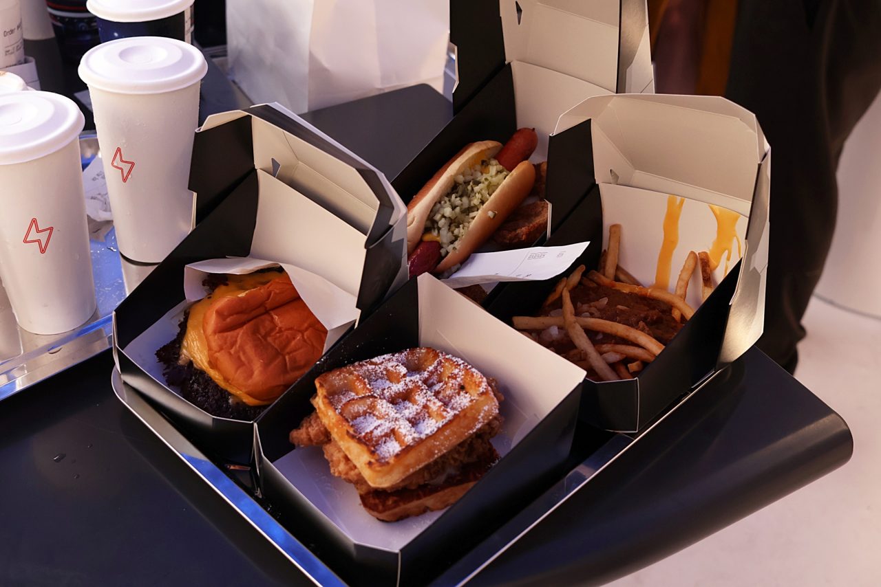 restaurante-da-tesla-nos-eua-mal-abriu-e-ja-reduziu-o-menu