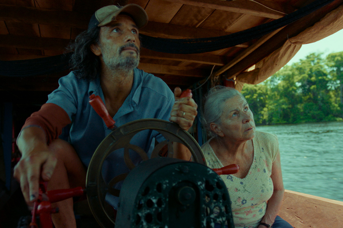 elenco-de-o-ultimo-azul-celebra-premios-e-retomada-do-cinema-nacional