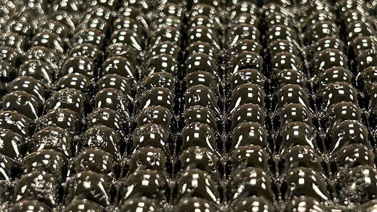 “plastico-bolha”-criado-pelo-mit-transforma-vapor-do-ar-em-agua-potavel