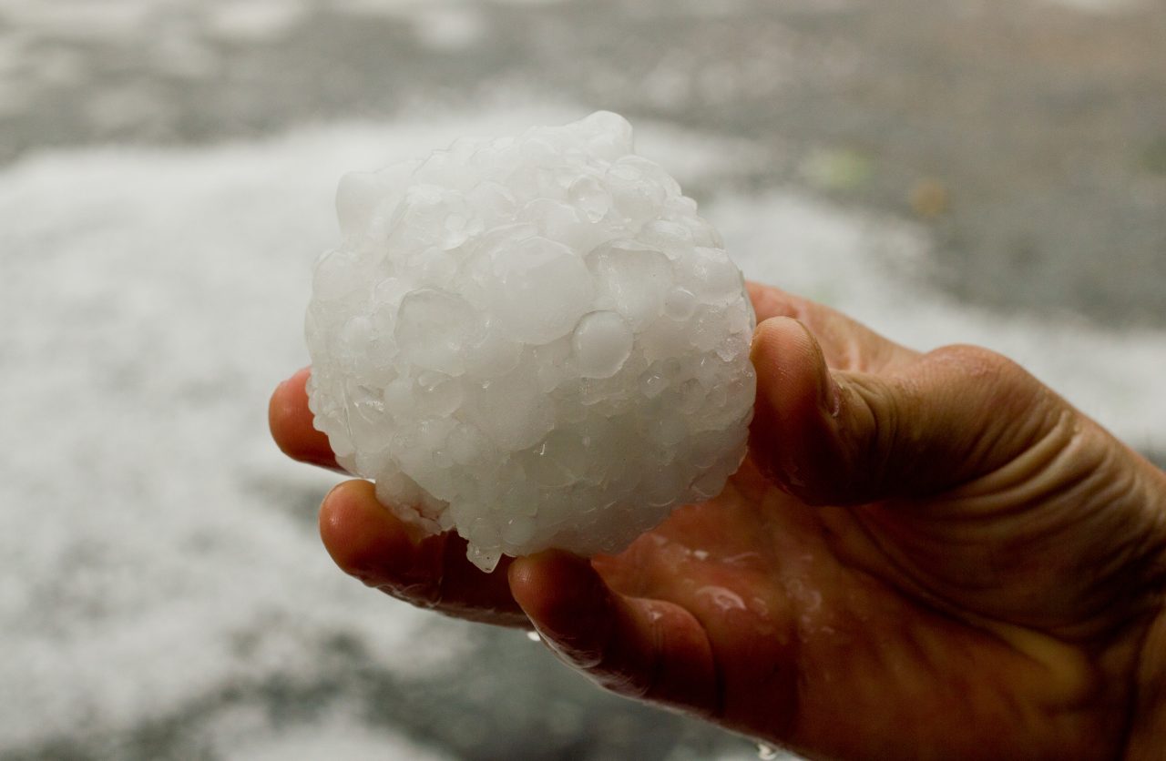 tempestade-de-granizo-no-canada-deixa-marca-visivel-do-espaco