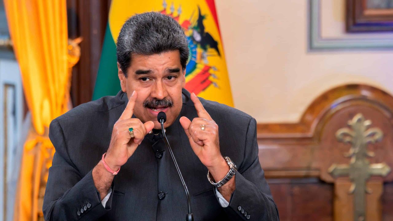 maduro-usa-celular-da-huawei-para-nao-ser-hackeado-pelos-eua
