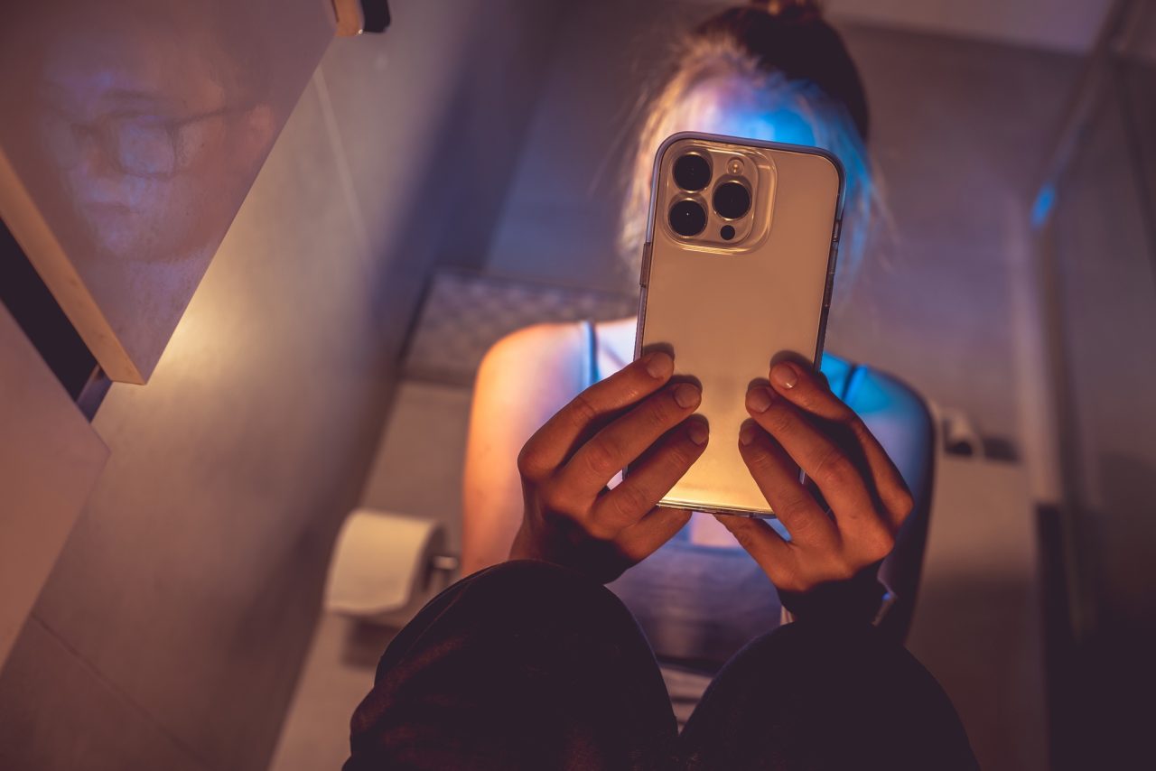 usar-o-celular-no-vaso-sanitario-pode-aumentar-o-risco-de-hemorroidas-em-46%