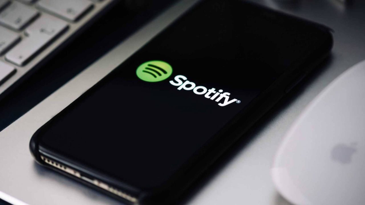 spotify-se-irrita-apos-10-mil-usuarios-venderem-dados-para-treinar-ia