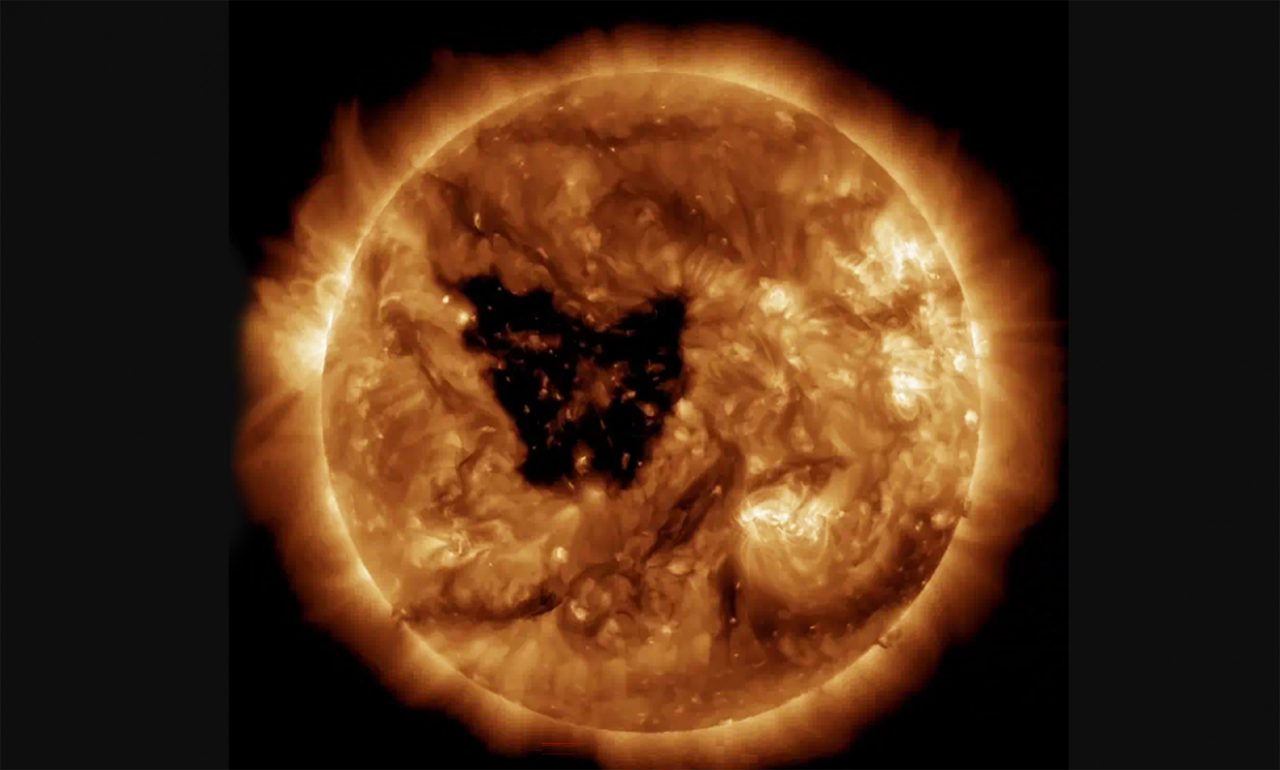 buraco-em-forma-de-borboleta-23-vezes-maior-que-a-terra-se-abre-no-sol
