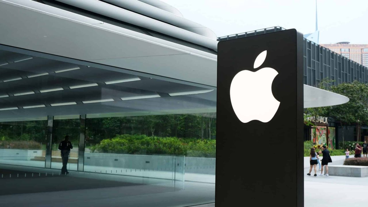 apple-teria-alterado-treinamento-de-ias-para-nao-desagradar-trump,-segundo-reportagem