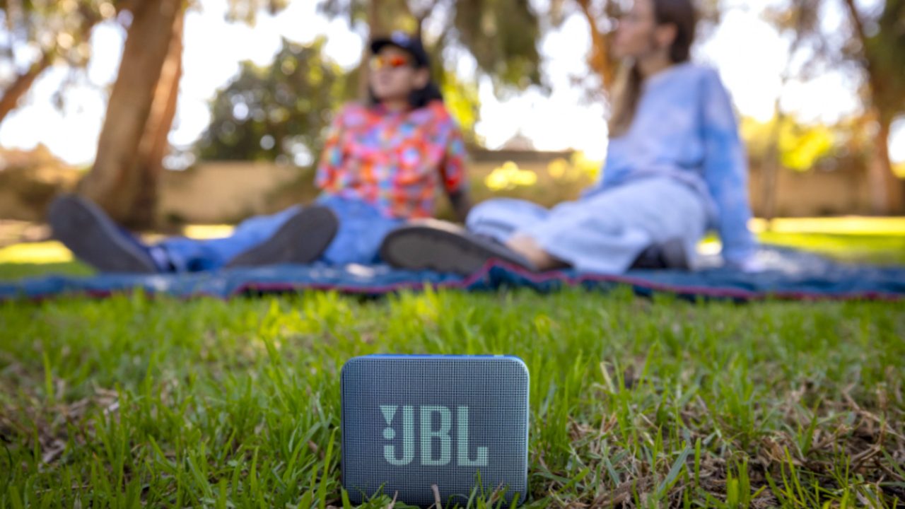 jbl-go-essential-2:-caixinha-compacta-tem-mais-bateria-e-resistencia