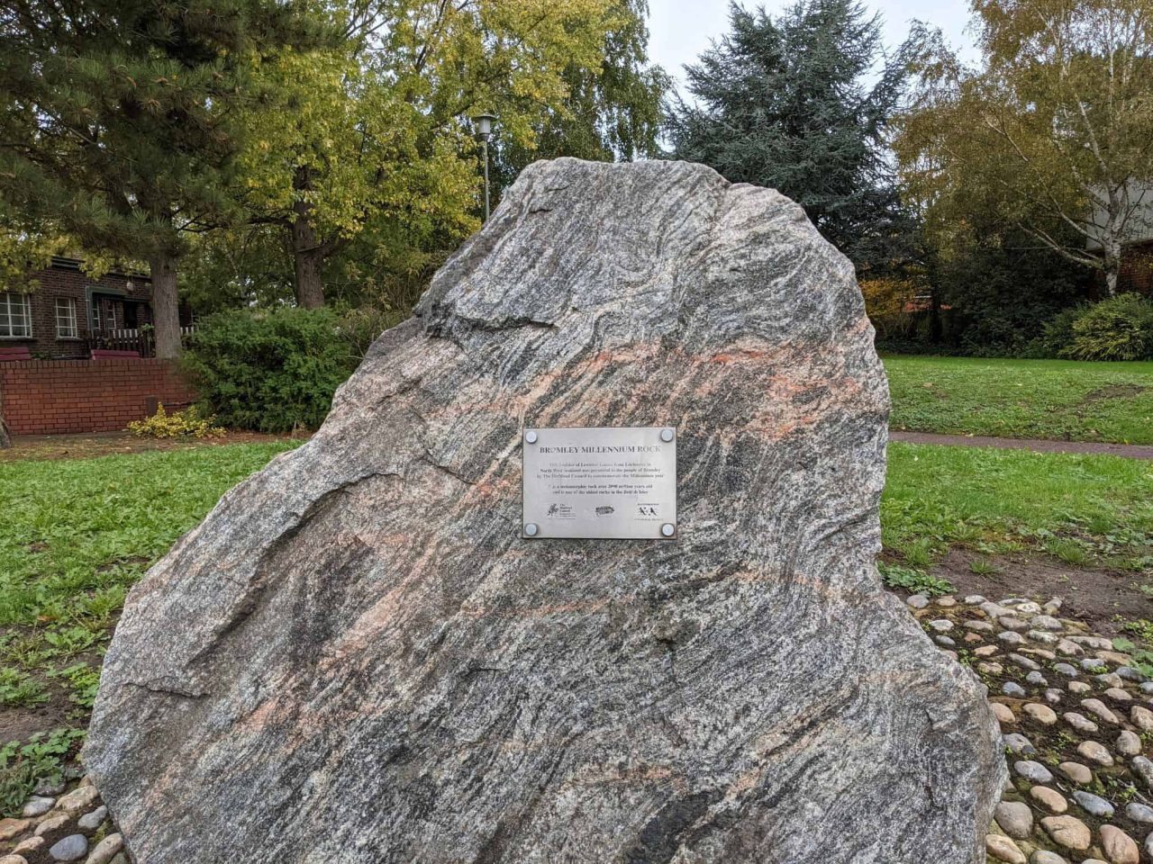 rochas-do-milenio:-como-amostras-gigantes-de-bilhoes-de-anos-chegaram-a-londres?