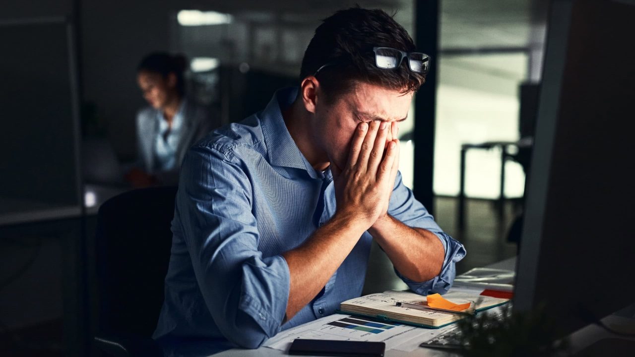 8-em-cada-10-brasileiros-se-sentem-estressados-na-internet,-revela-estudo