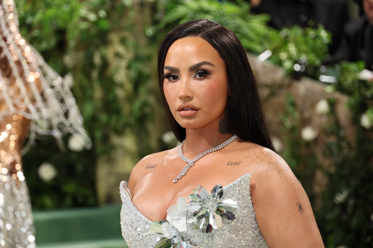 demi-lovato-relembra-quando-cantou-para-ets:-“estava-muito-chapada”
