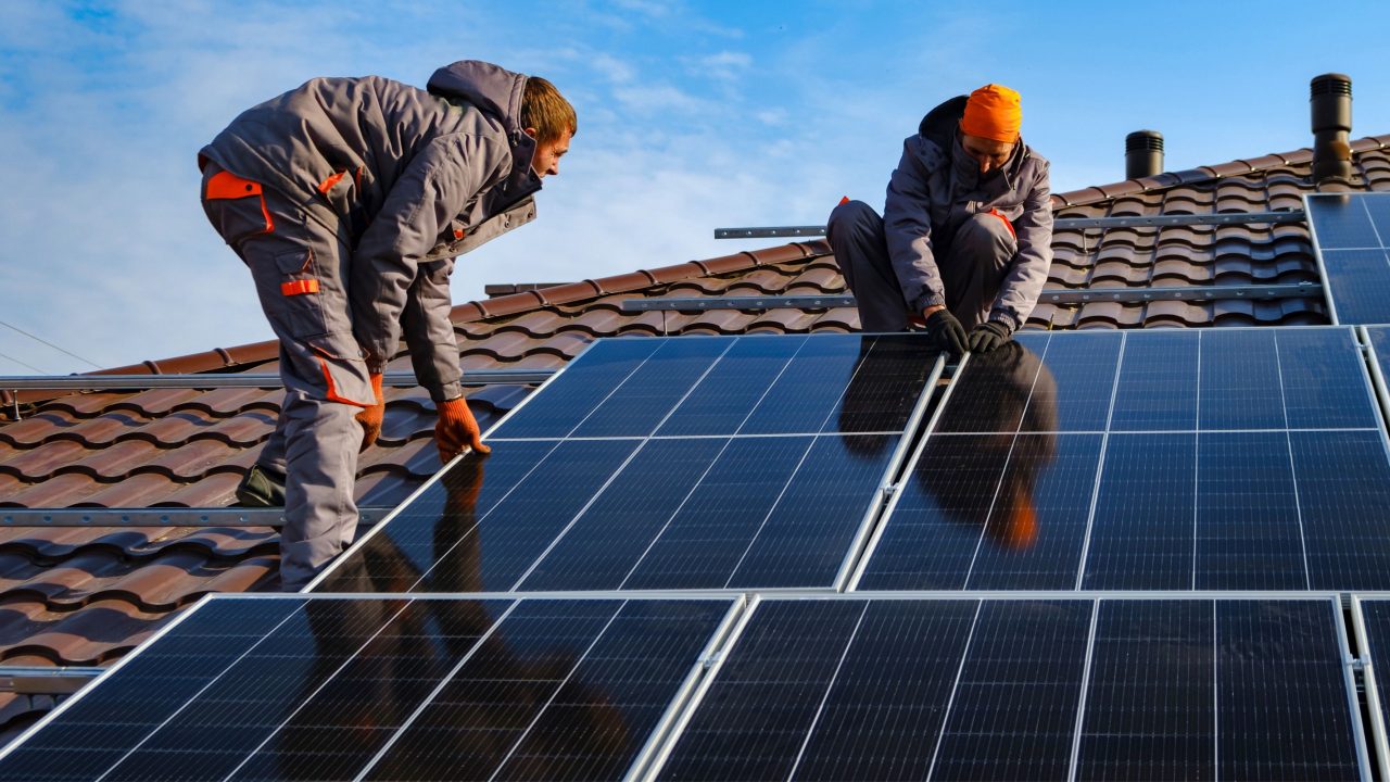 apagao?-aneel-discute-riscos-do-excesso-de-energia-solar-no-brasil