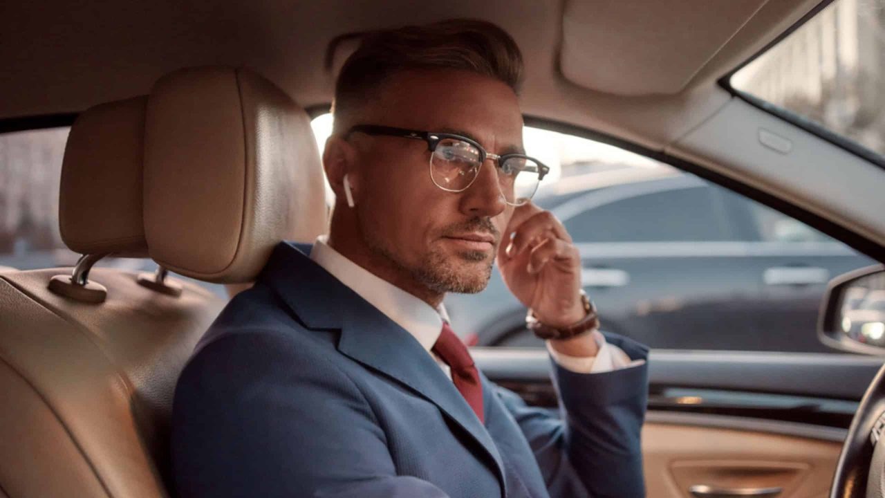 dirigir-usando-fone-de-ouvido-da-multa?-veja-o-que-diz-a-lei