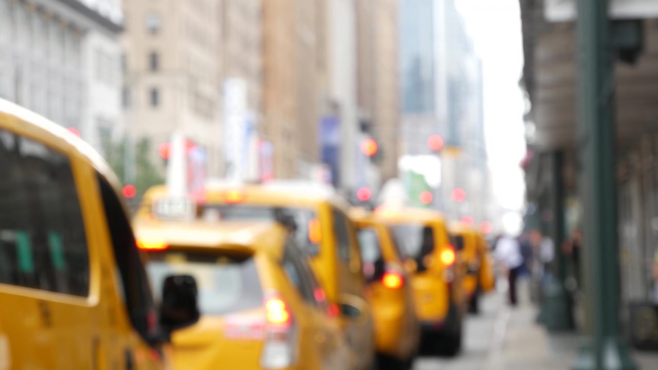 waymo-testa-integracao-de-robotaxis-com-transporte-publico-nos-eua