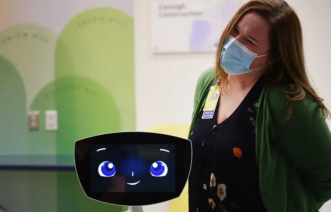 companhia-inesperada:-robo-“crianca”-traz-apoio-emocional-a-pacientes-e-idosos