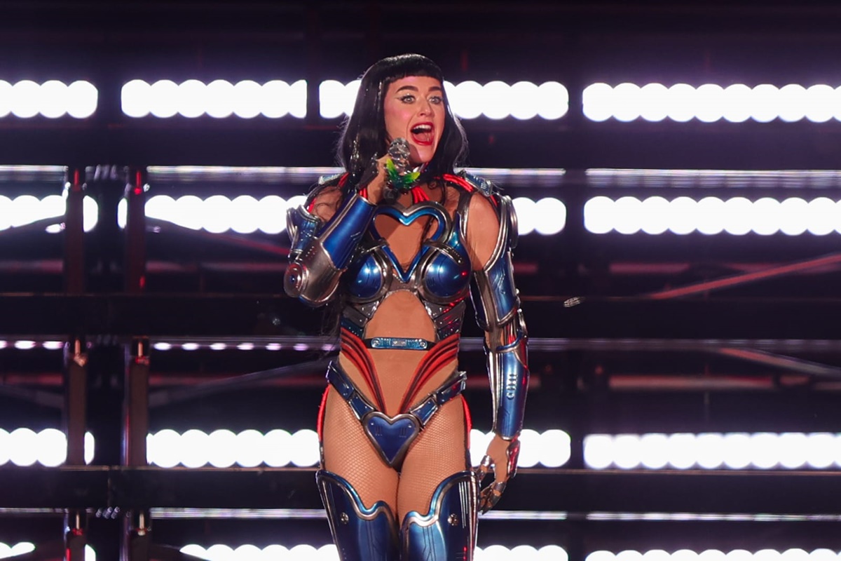 katy-perry-em-brasilia-tem-meme,-fa-no-palco-e-camisa-da-selecao;-veja
