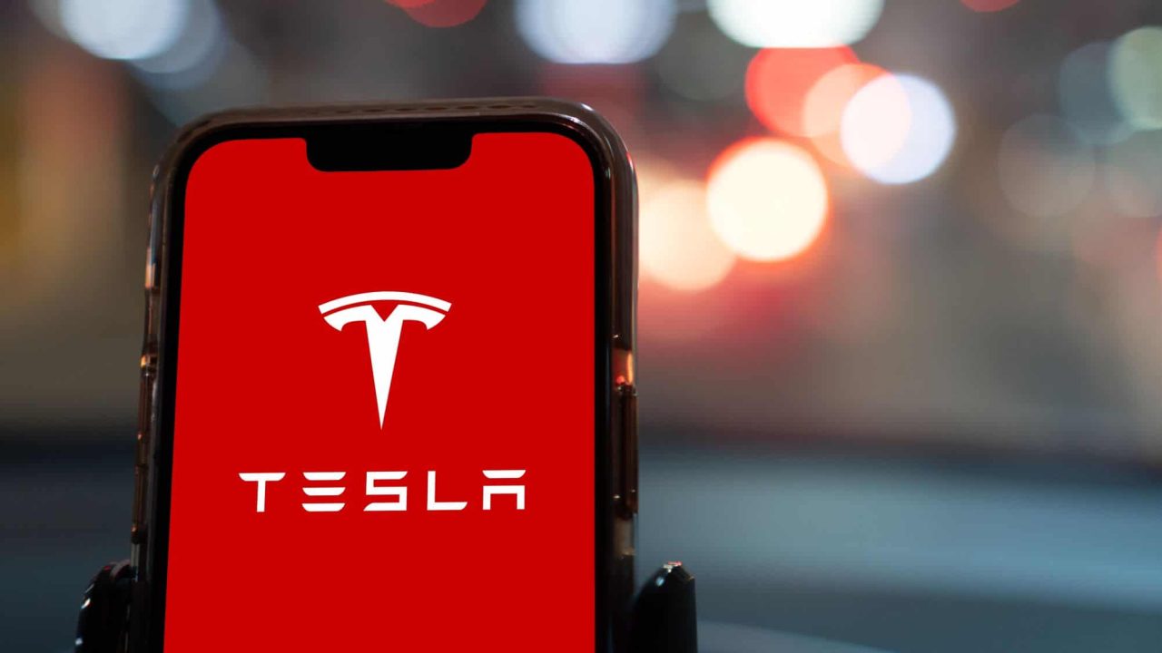 promessa-da-tesla-de-expandir-servico-de-robotaxi-gera-‘crise’-nos-eua;-entenda