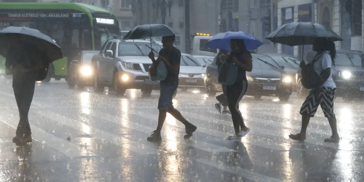 chuvas-em-sao-paulo-deixam-feridos-e-suspendem-operacao-de-montadora