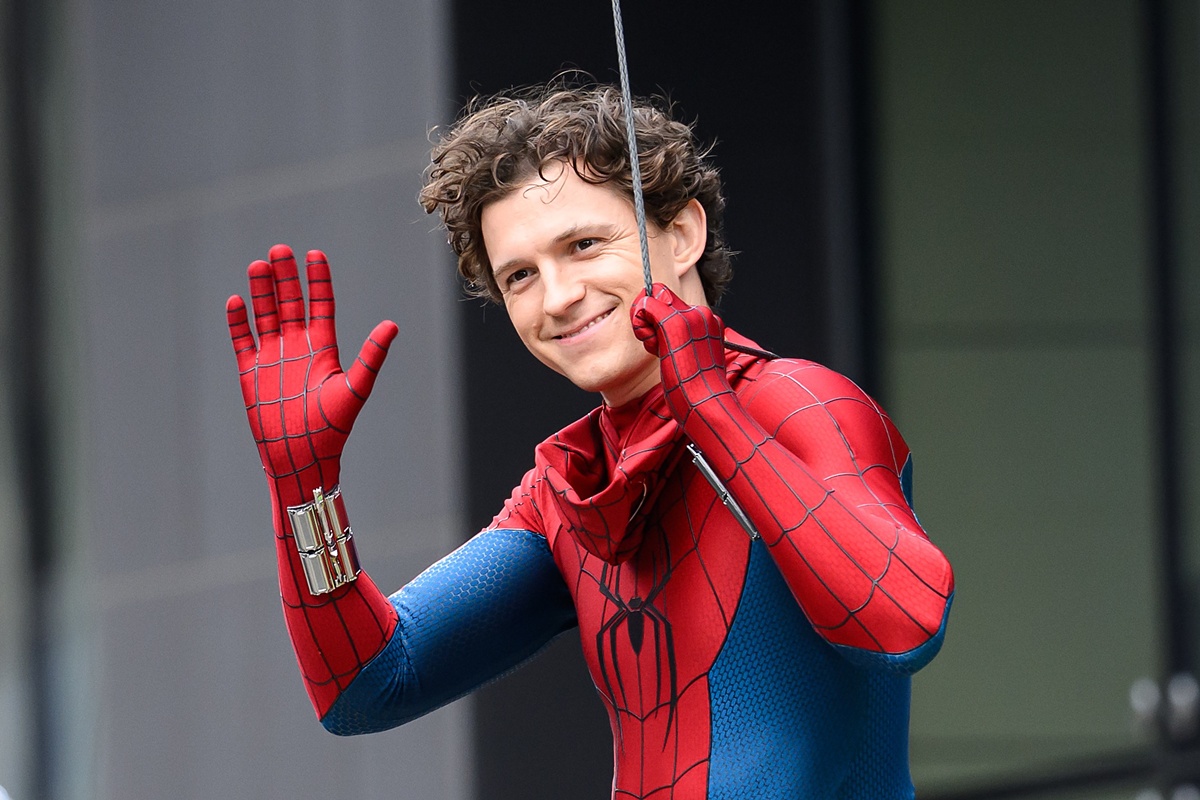 tom-holland-faz-1a-aparicao-apos-acidente-no-set-de-homem-aranha