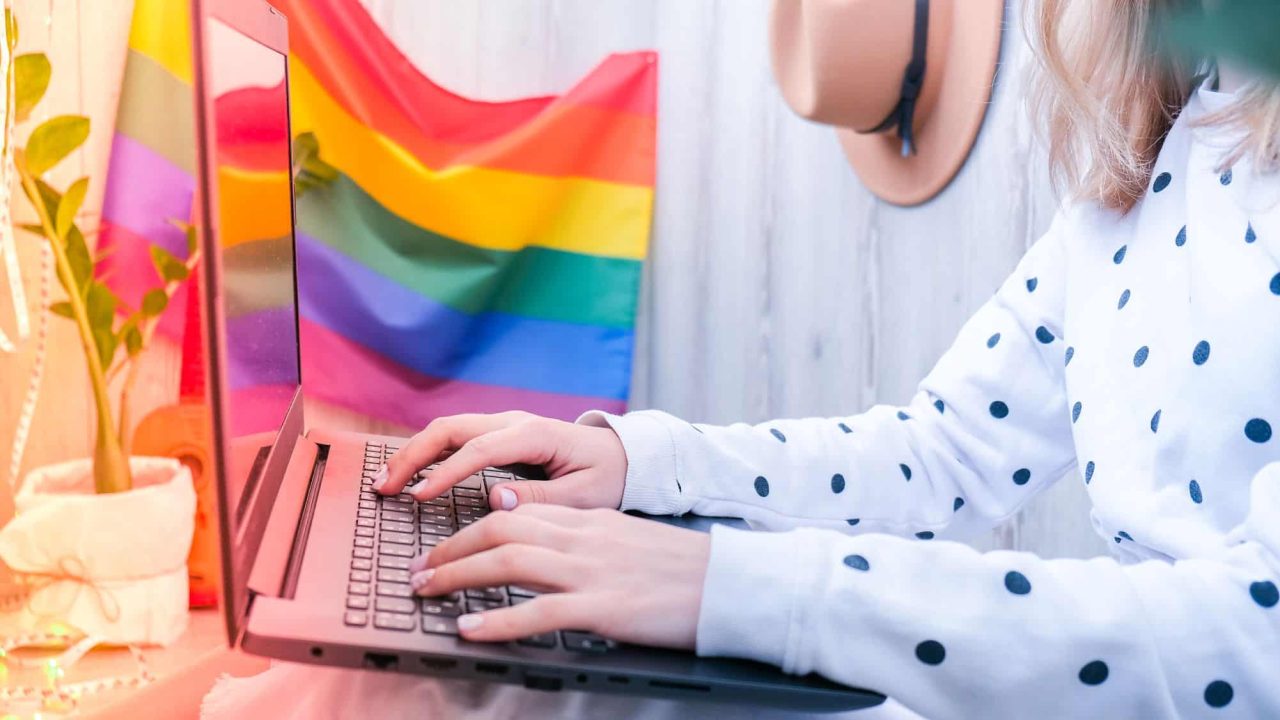 comunidades-online-se-tornam-refugios-para-jovens-lgbtqia+,-dizem-estudos