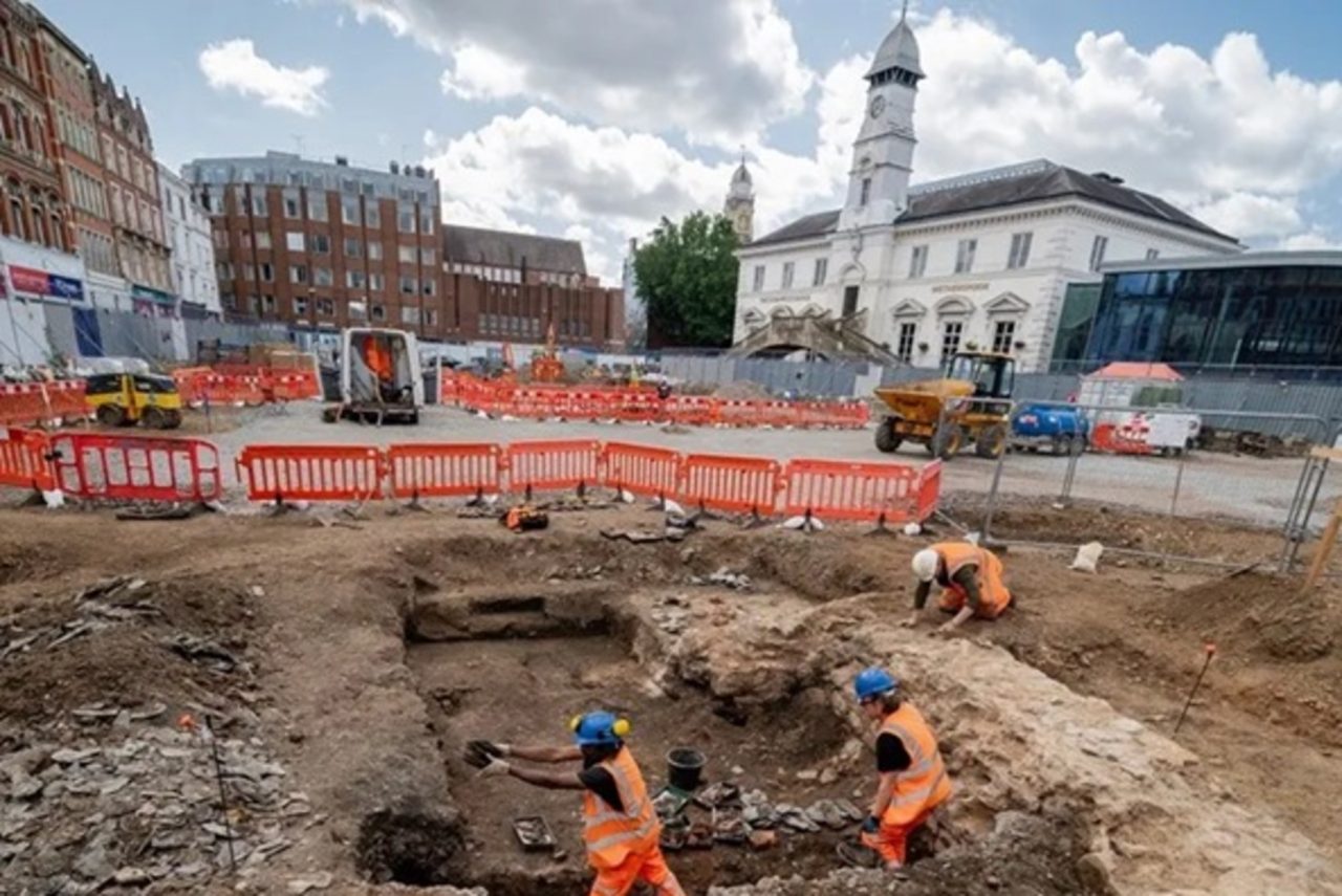 ruinas-romanas-e-masmorra-medieval-sao-encontradas-na-inglaterra