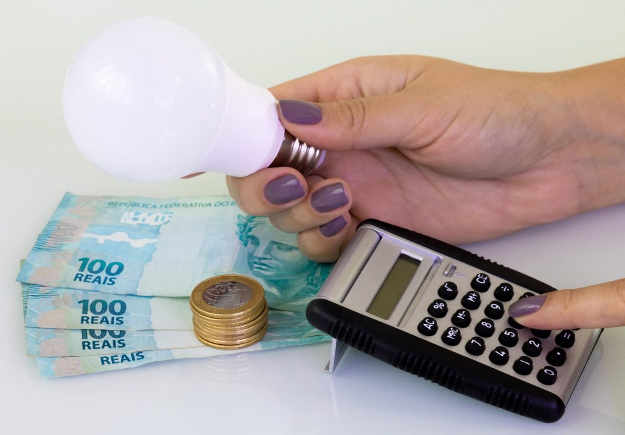 conta-de-luz-vai-ficar-mais-barata-em-outubro,-mas-nem-tanto
